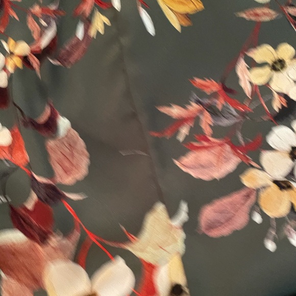 Satiny floral green skirt - Picture 5 of 5